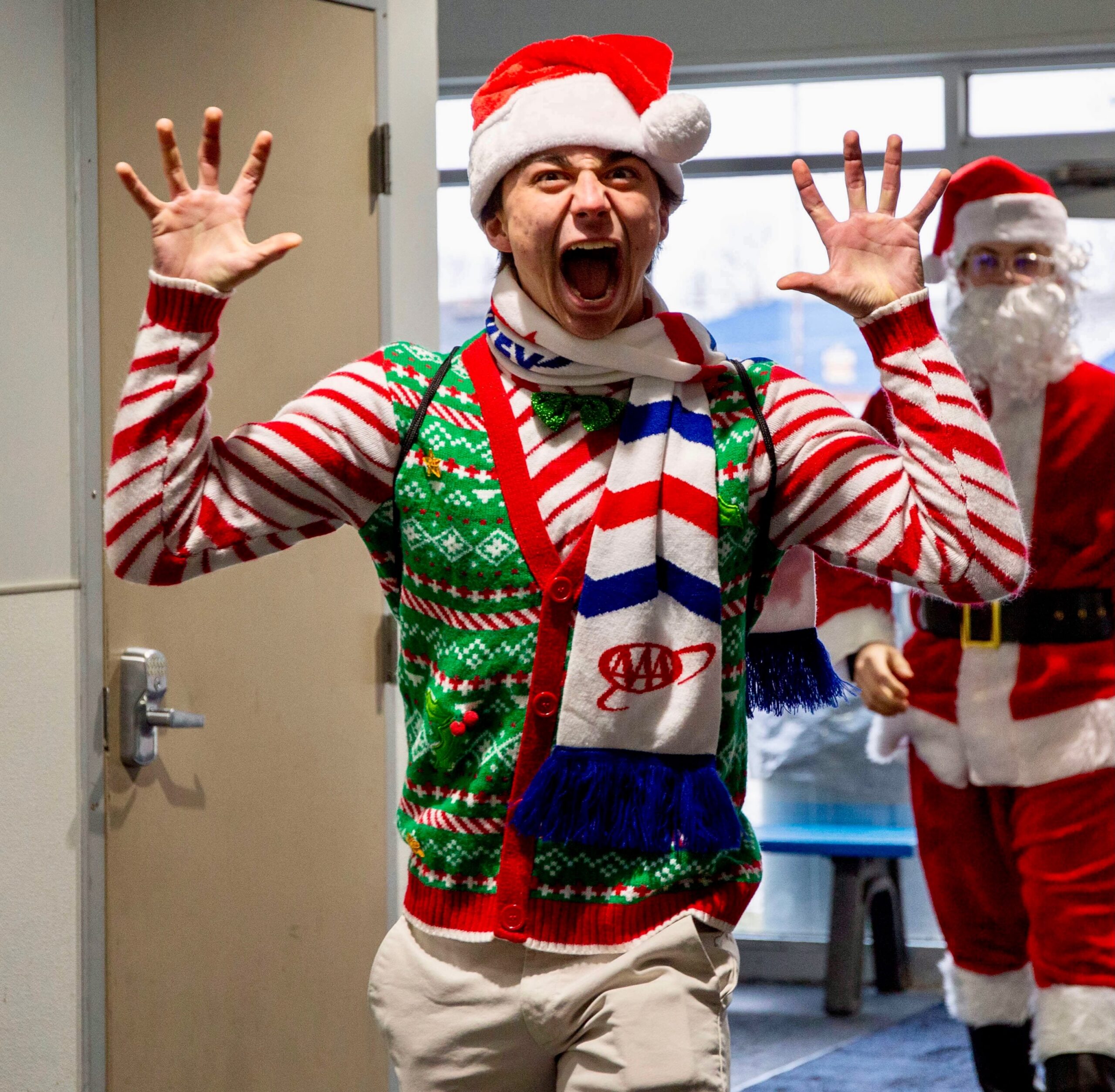 #MetroJets forward Gabe Outman gets into the (scary?) Christmas spirit prior to the Jets’ 5-2 win over Battle Creek on December 19, 2025, at Mount Clemens Ice Arena.
#PlayerEntranceThursday #ChristmasInJuly #PlayLikeBray