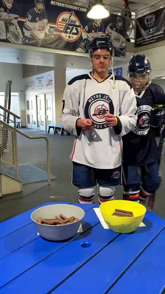 👅 CAN YOU TELL? 👅
#MetroJets players have to guess which KitKats are from the 🇺🇸 and which are from 🇨🇦.
#PlayLikeBray