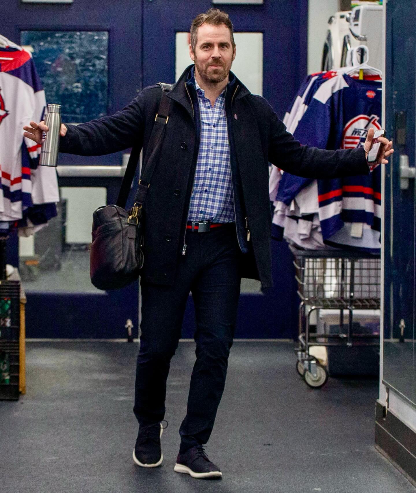 Our #MetroJets leader and GM Justin Quenneville flashes his game day fit prior to a 2023-24 game at Mount Clemens Ice Arena!
#PlayerEntranceThursday #StaffCountToo #CoachQ #PlayLikeBray