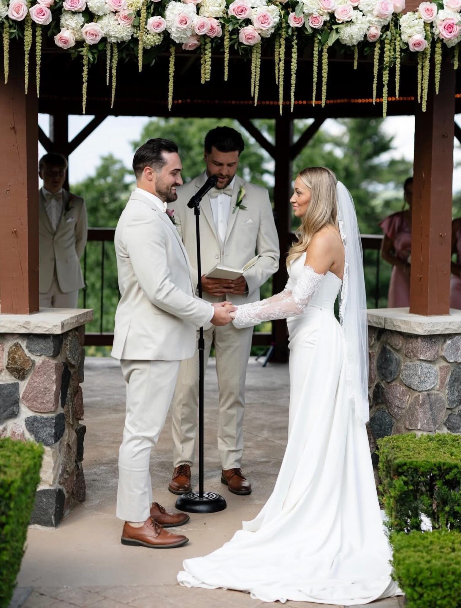 ❤️ WEDDING DAY ❤️ 

Congrats to former #MetroJets forward and 2018 #MV3 national champion Connor Inger (2016-18) and his wife Shelby on getting married today!

All the best to the happy couple!

#PlayLikeBray