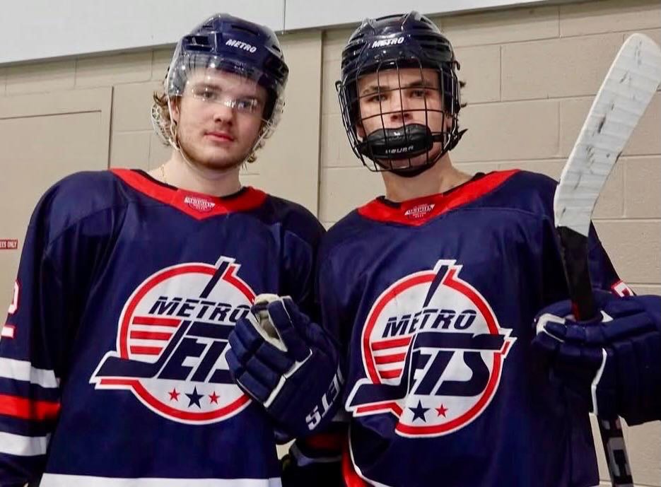 #MetroJets teammates Tyler Dix and Aidan RaCosta mug for the camera prior to a #MetroJetsElite game this past season. 

#TwoForTuesday #PlayLikeBray