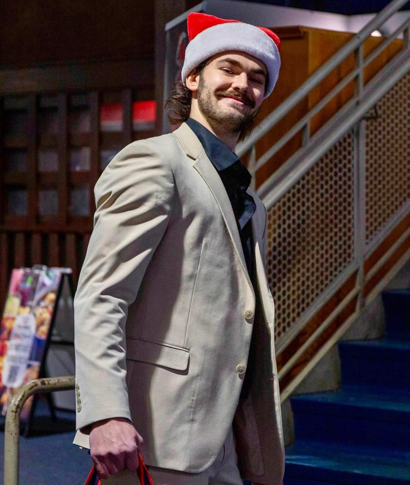 #MetroJets captain Jake Taylor gets into the Christmas spirit prior to the #MetroJets’ 5-2 win over Battle Creek on December 19, 2025, at Mount Clemens Ice Arena. 

#PlayerEntranceThursday #PlayLikeBray