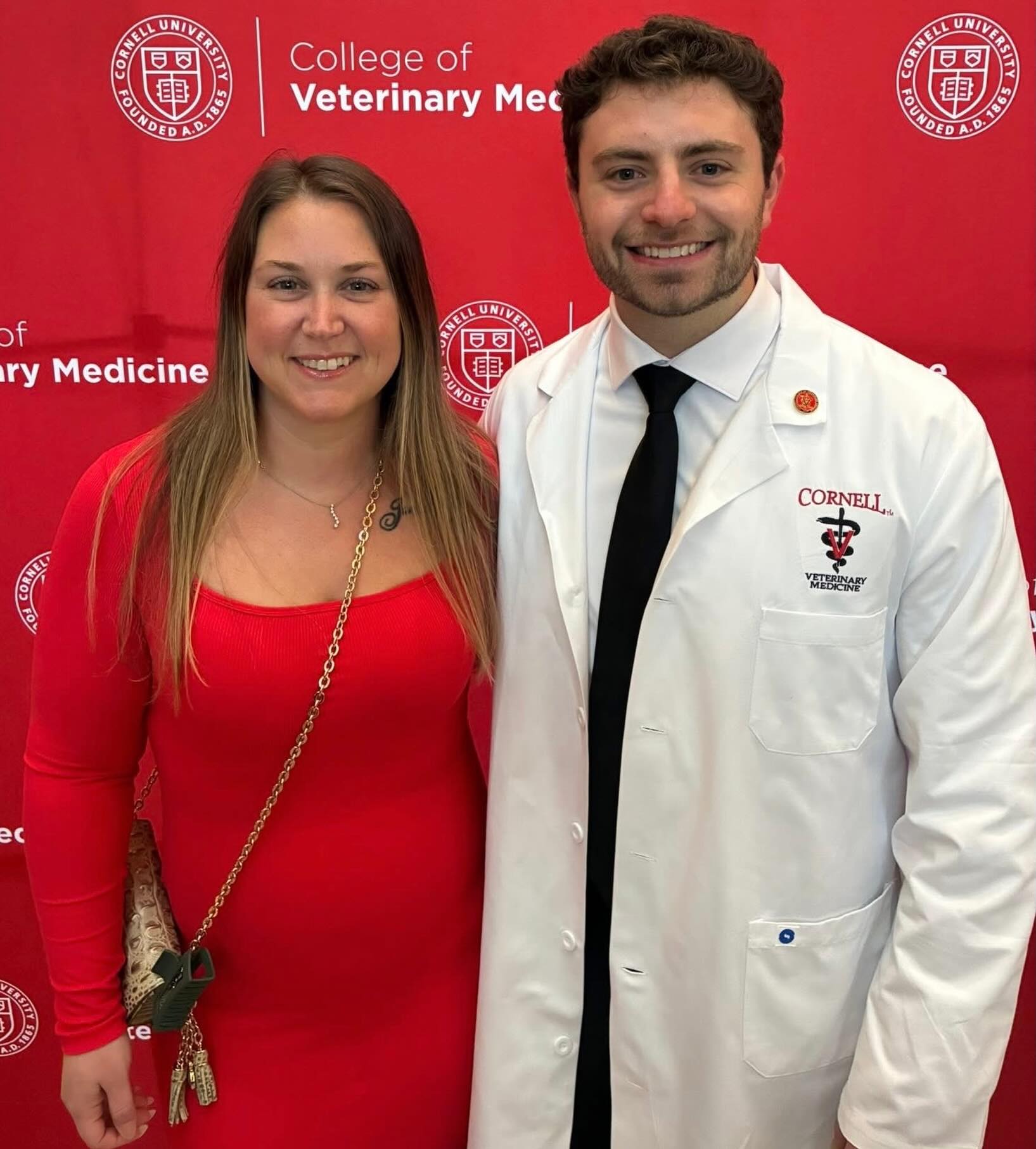 👀 WHAT’S UP, DOC? 👀
Congratulations to former #MetroJets defenseman George Hansen (2016-18), part of the 2018 #MV3 national championship team, on taking part in the recent white coat ceremony at the Cornell University College of Veterinary Medicine.
This signifies vet students moving from the classroom to clinics. Hansen graduates next year.
One year to Dr. Hansen, ladies and gentlemen!
OnceAJetAlwaysAJet ✈️ #PlayLikeBray