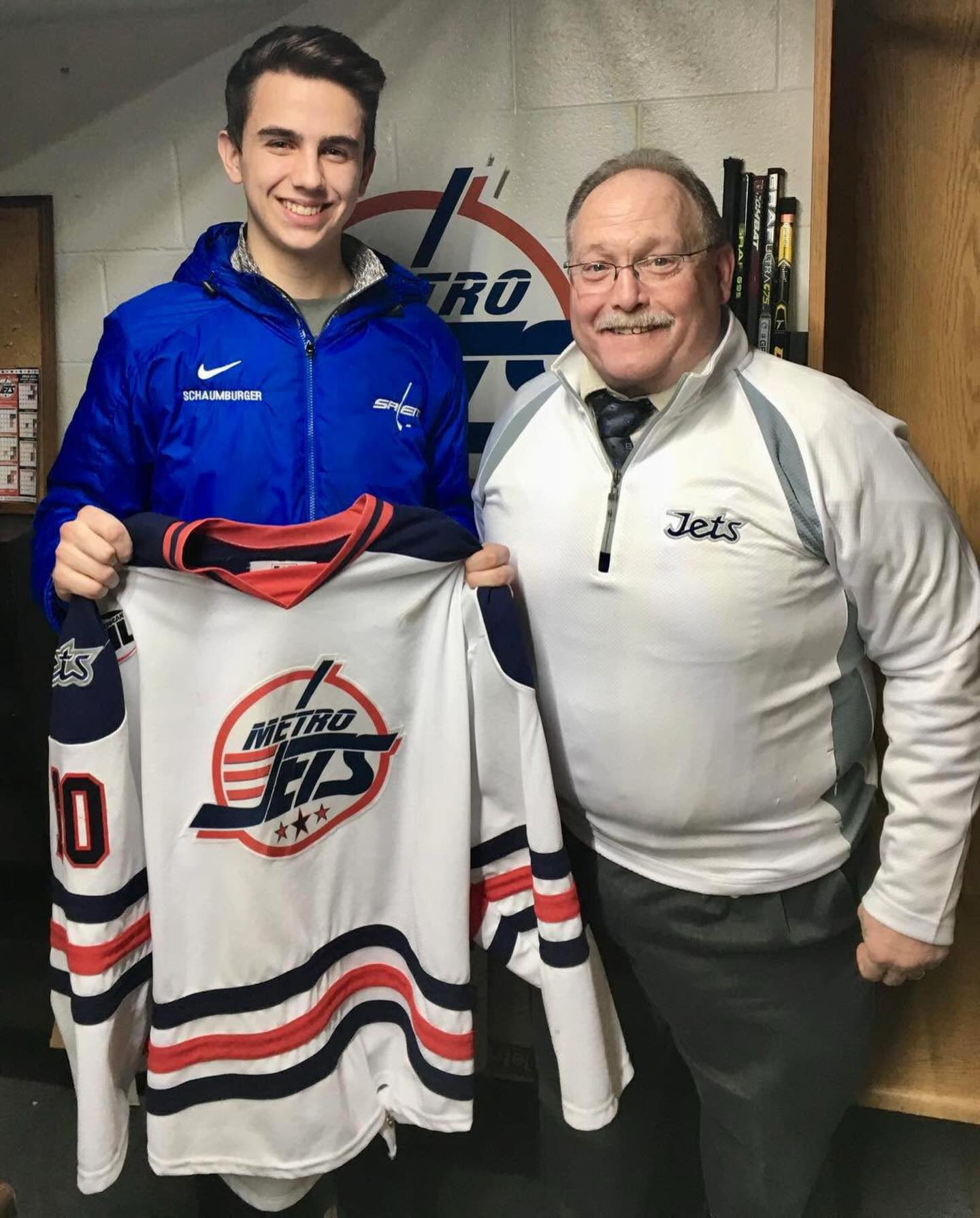 #MetroJets assistant coach and goaltending coach Randy Wilson poses with Matt Schaumburger after Schaumburger signed with the Jets ahead of the 2017-18 season.

That 2017-18 season ended with the #MV3 national championship, by the way.

#FlashbackFriday #PlayLikeBray