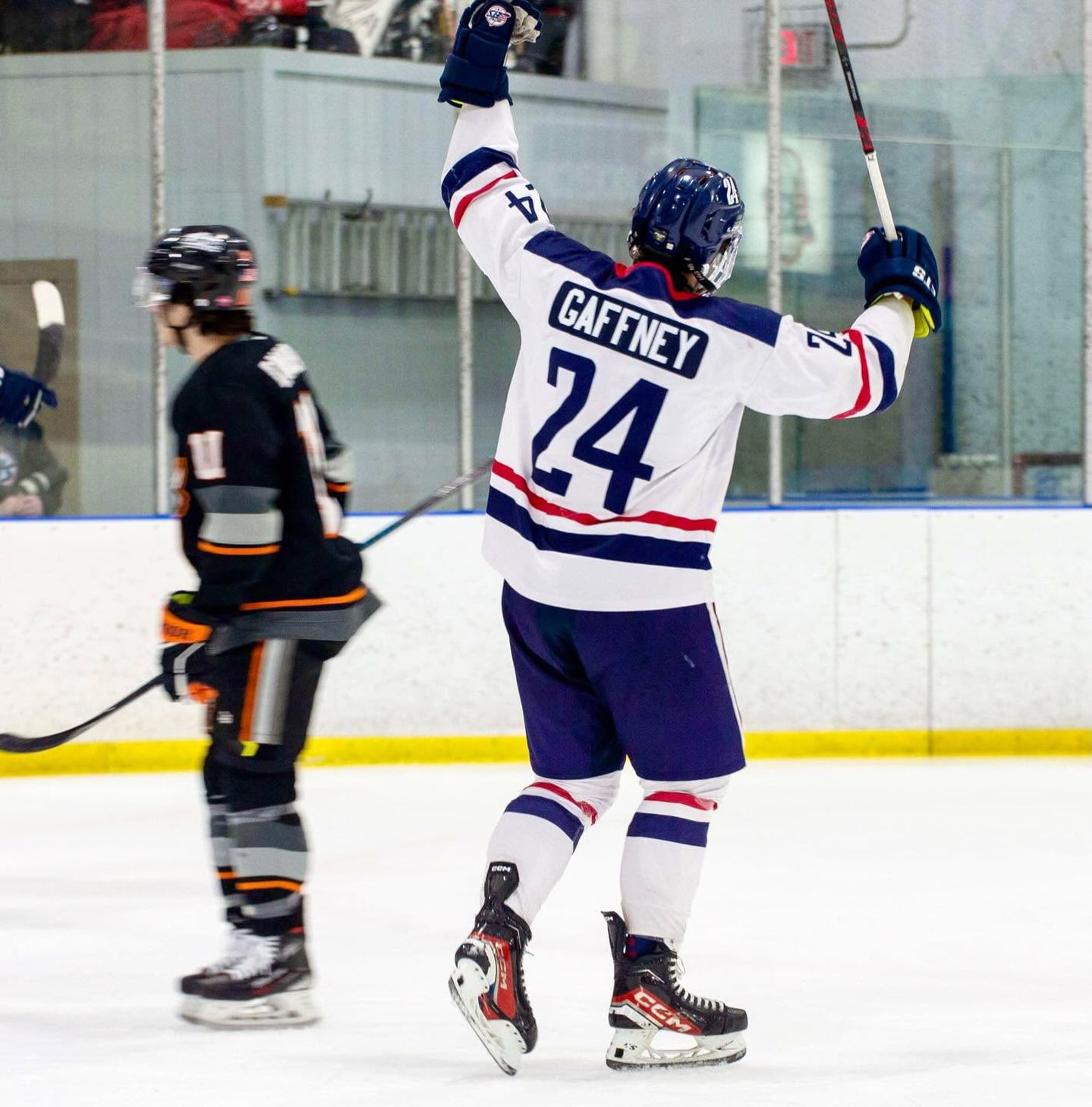 #MetroJets forward Luke Gaffney celebrates a goal during the team’s win over the Buffalo Stampede to open the #USPHLPlayoffs on March 7, 2024 at Mount Clemens Ice Arena. Gaffney currently continues his education and hockey at @jwumenshockey @ncaaicehockey.
#CellySunday #PlayLikeBray