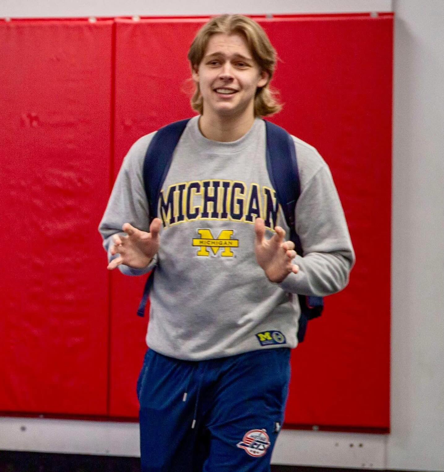 #MetroJets defenseman Scott Dewar makes his way to the locker room at Mount Clemens Ice Arena prior to a #MetroJetsElite game during the 2024-25 season.
#PlayerEntranceThursday #PlayLikeBray