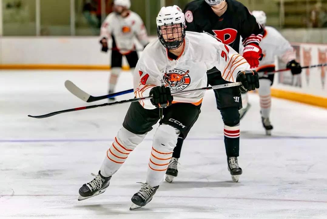 Ryan Messing spent two seasons (2020-22) with the #MetroJets, recording 44 goals and 50 assists for 94 points in 85 games.

The native of Hamburg, N.Y., then went home for college hockey at NCAA Division III Buffalo State. Now a senior, Messing has collected seven goals and 12 points in 49 games with the Bengals.

#MetroMovingOnMonday #OnceAJetAlwaysAJet ✈️ #PlayLikeBray