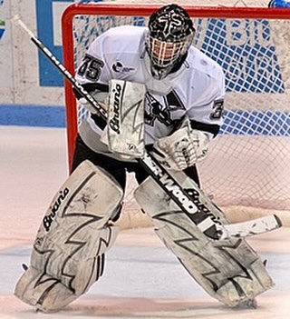 Tyler Sims played in net for the #MetroJets during the 2002-03 season.
The Fort Wayne, Ind., native then moved up the junior ranks, playing in the NAHL before playing four years at NCAA Division I Providence from 2004-08.
After college, Sims played pro hockey in the AHL, ECHL, CHL and UHL.
#MetroMovingOnMonday #CollegeReady #OnceAJetAlwaysAJet ✈️ #PlayLikeBray