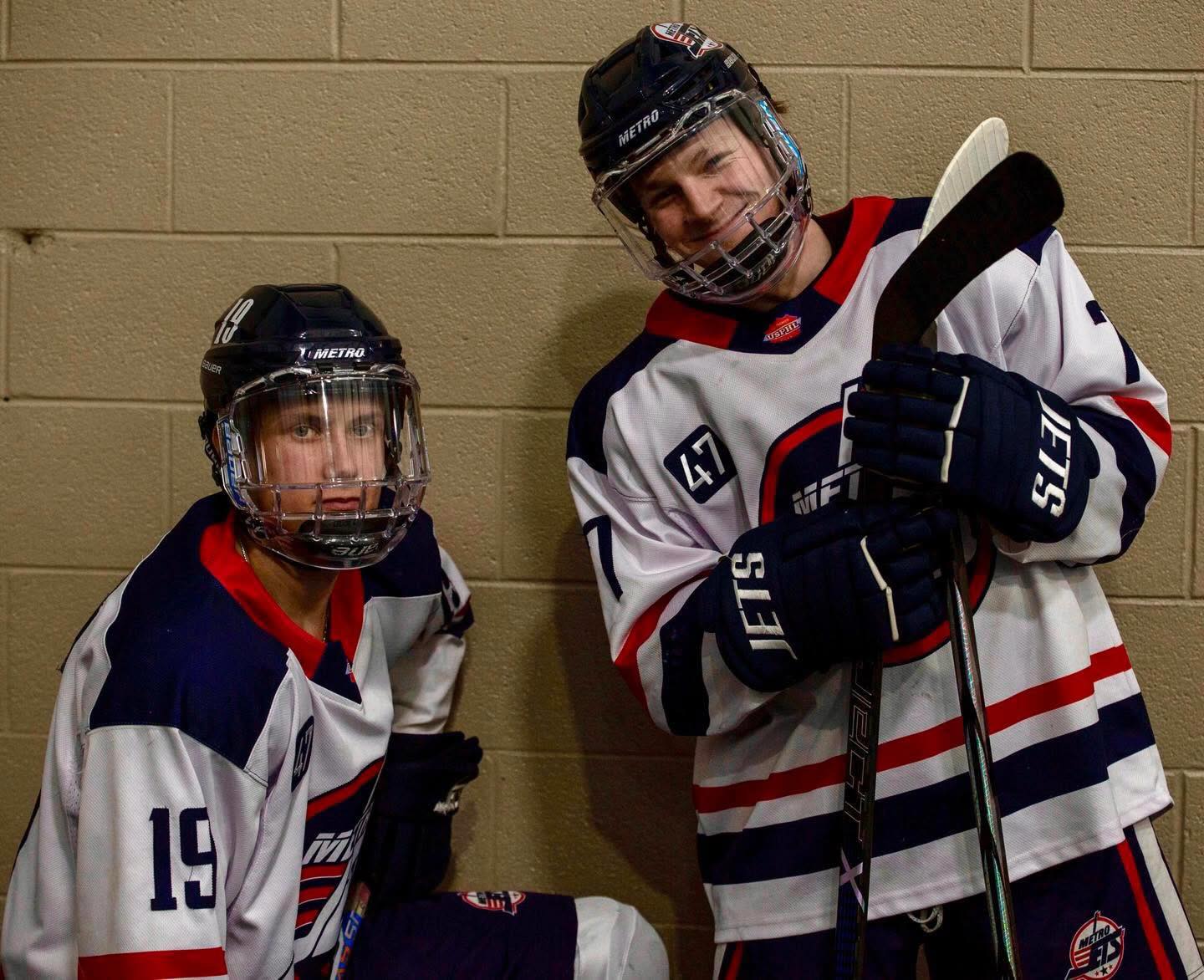#MetroJets players Lucas Millmine and Austin Combs get a quick pregame photo prior to an #MJDP game in 2023-24. 

#TwoForTuesday #PlayLikeBray