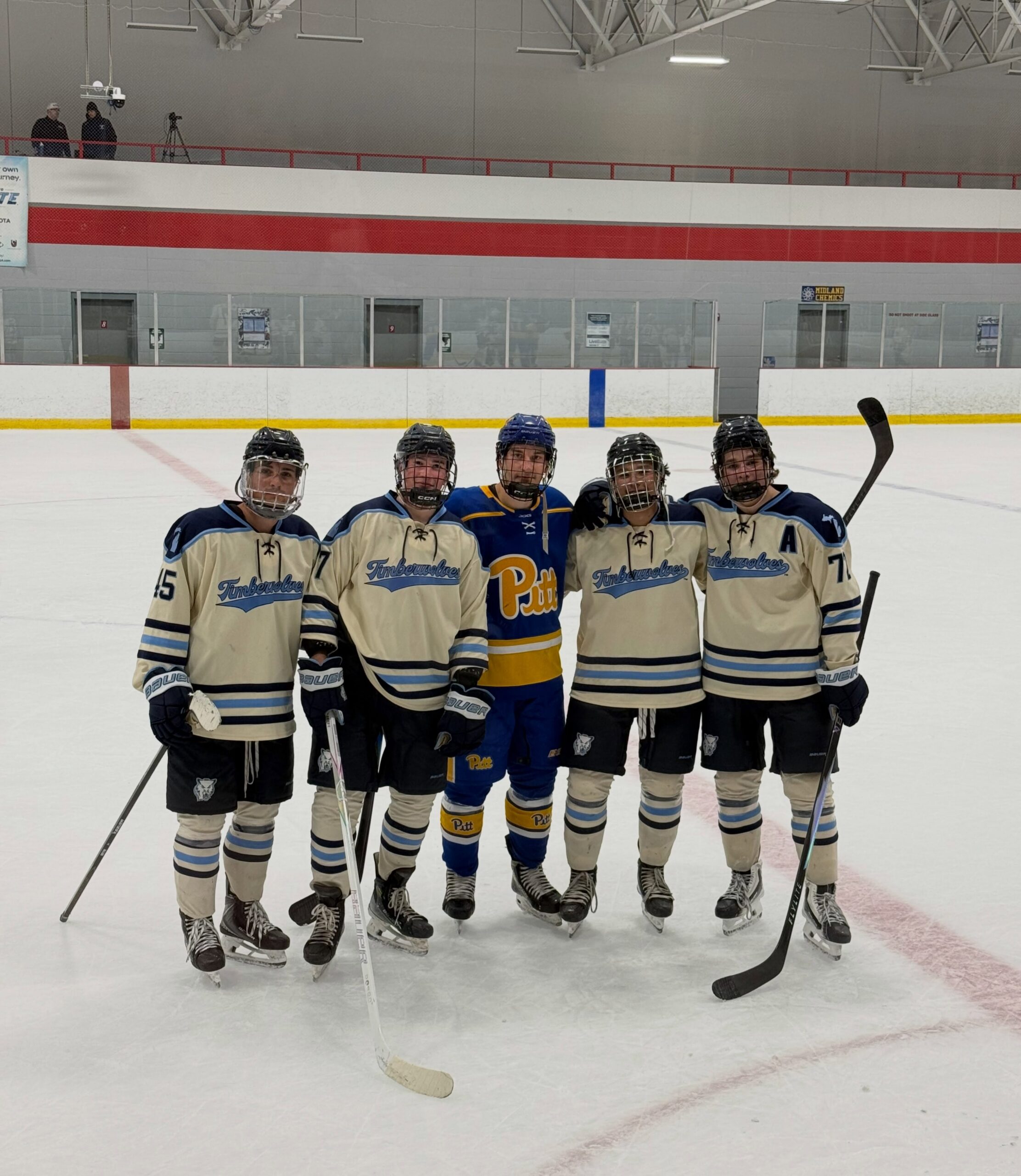 ALUMNI SIGHTING👀
Former Metro Jets teammates Robert Vanderdonck, Alex Blankenship, Devon Mastay, Lukas Nies, Alex Bedenko, and Jack Rivera (not pictured) faced off on the ice last night and today as Northwood and Pittsburgh battled it out in their series!
Once a Jet, always a Jet!✈️
#playlikebray #onceajetalwaysajet