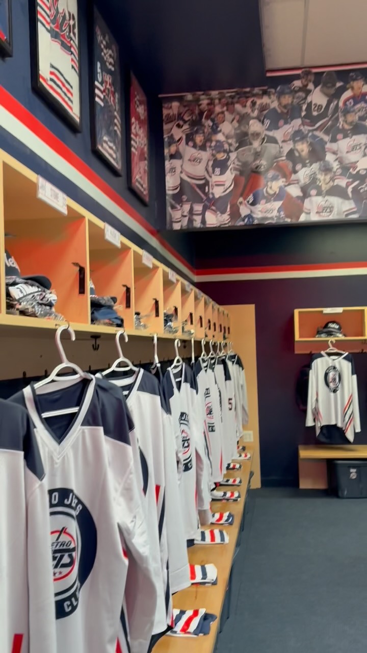 A look inside the Jets locker room 🏒
Where the team gets ready, gets locked in, and prepares for game day.
LETS GO JETS! 🛩️
#metrojets #juniorhockey #playerdevelopment #collegeready #playlikebray