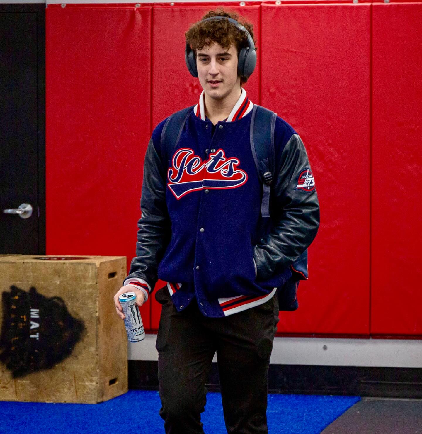 #MetroJets goalie Will Belitski has the good tunes playing as he walks into Mount Clemens Ice Arena prior to a game with the #MJDP during the 2024-25 season. 

#PlayerEntranceThursday #PlayLikeBray