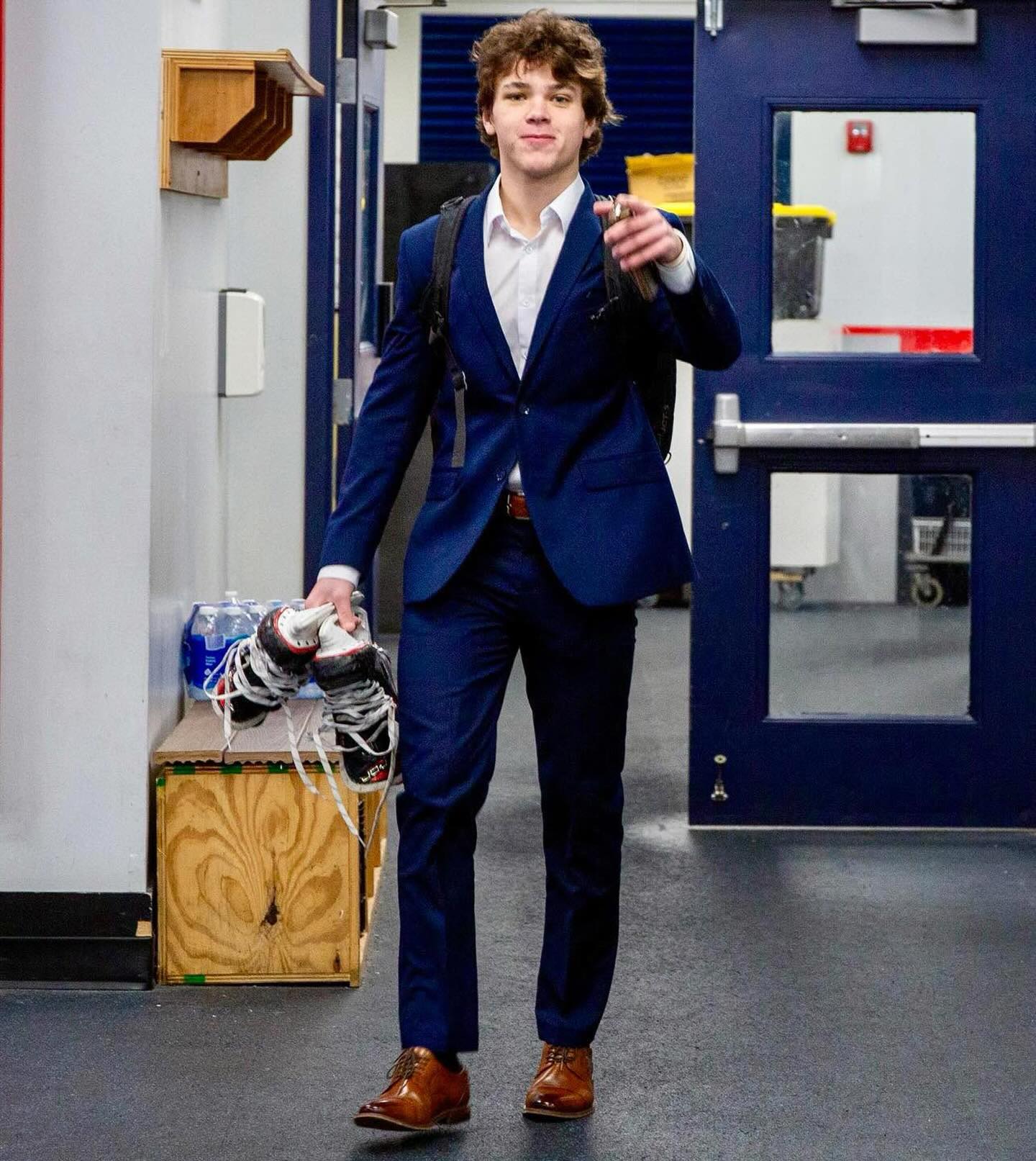 #MetroJets forward Aidan RaCosta makes his electric entrance at Mount Clemens Ice Arena prior to a late-season #MetroJetsElite game in February 2025.
#PlayerEntranceThursday #PlayLikeBray