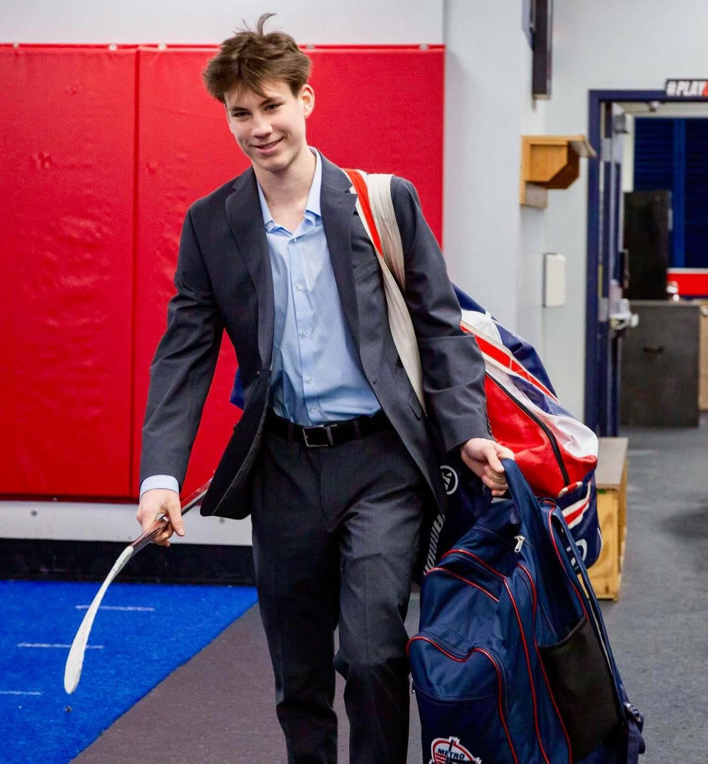 #MetroJets forward Dimitri Aksenov lugs his gear into Mount Clemens Ice Arena for a #MetroJetsElite game at the end of the 2024-25 season.
#PlayerEntranceThursday #PlayLikeBray