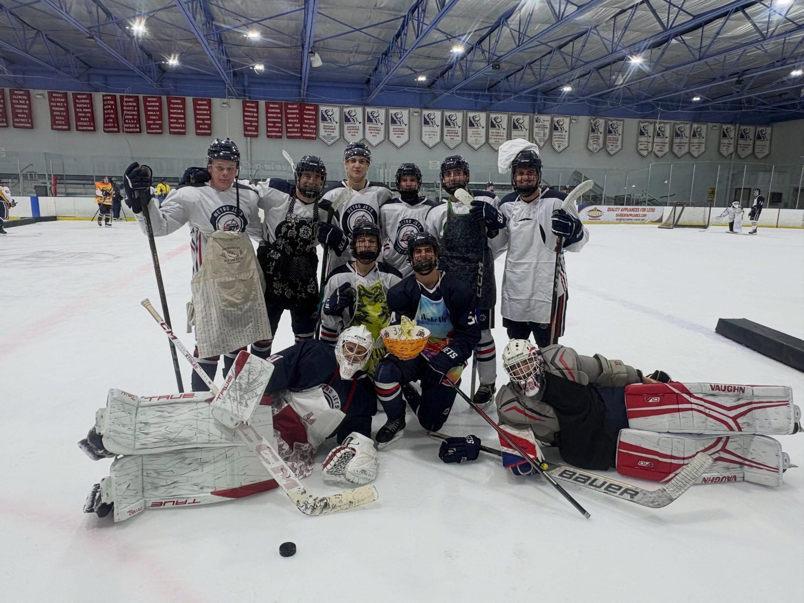 AND THE CHEFS TAKE THE TROPHY!🧑‍🍳🏆

#halloween #metrojets #playlikebray