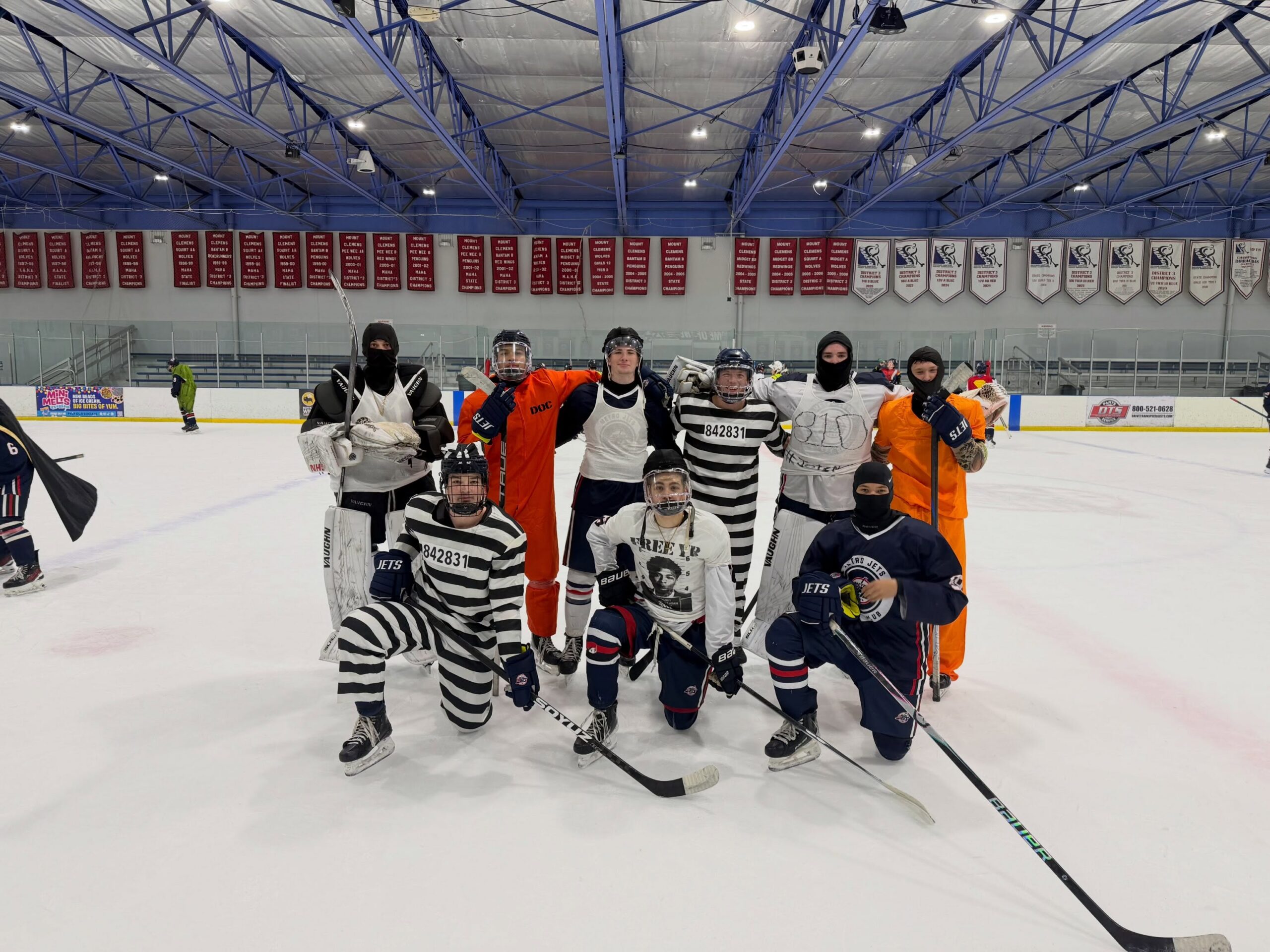 🎃ANNUAL HALLOWEEN 3v3👻

The boys brought the costumes! From prisoners and food to superheroes, Minions, chefs, and construction workers, the guys competed for the Halloween trophy this morning!

#halloween #hockey #metrojets #usphl