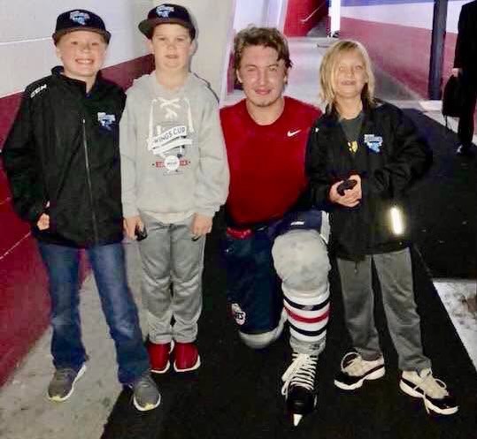 #MetroJets defenseman Kyle McCauley, now reffing in the pro ranks, meets supporters of his after an #MJDP home game in October 2018.
#FlashbackFriday #PlayLikeBray