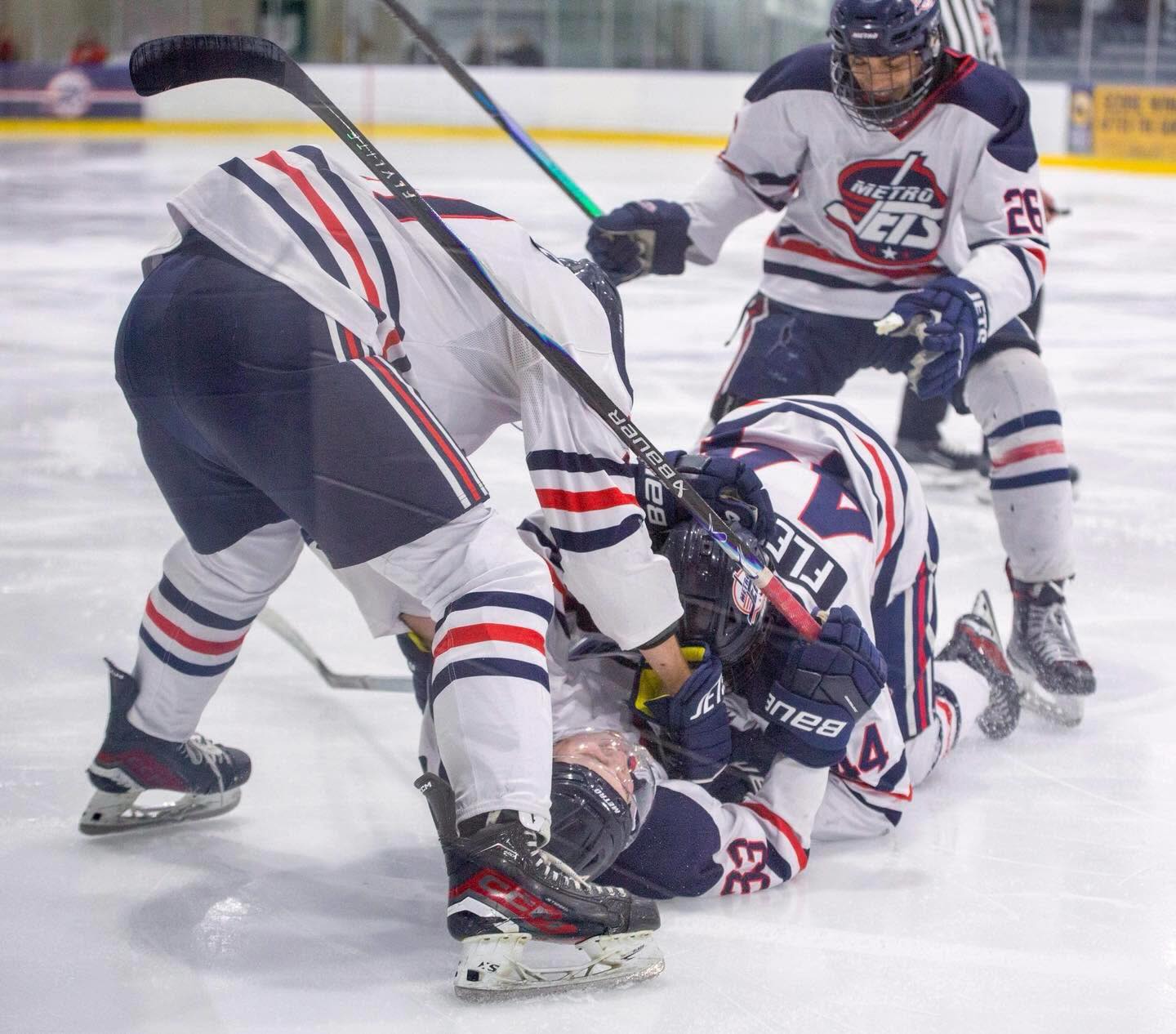 Jaxon Stone gets mobbed by his #MetroJets teammates after scoring his third goal of the game in a #USPHLPlayoffs game on March 6, 2026, a game the Jets won 8-5 over the Red River Spartans at Mount Clemens Ice Arena. 
 
#CellySunday #PlayLikeBray