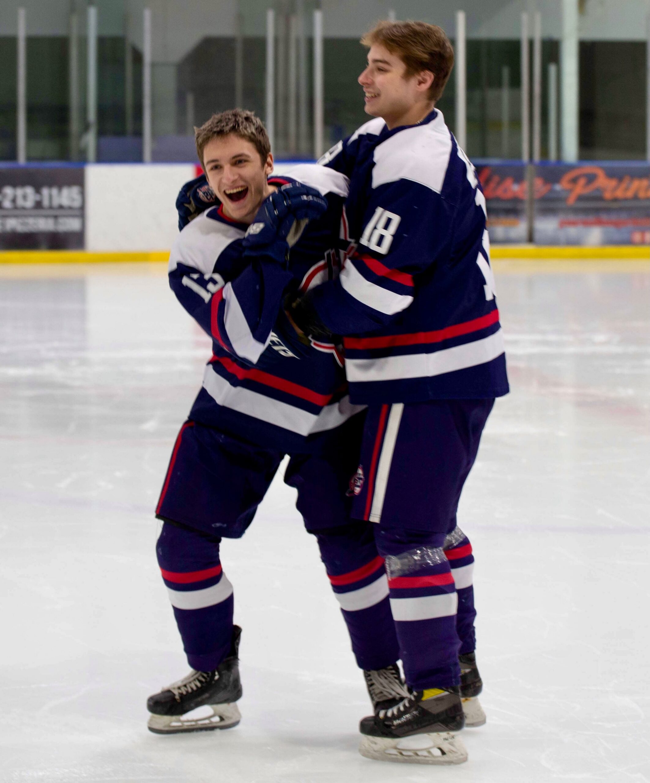 #MetroJets forwards Yarne Vaerewyck and Ugo Lollier have some fun during Jets Picture Day at the end of the 2023-24 season at Mount Clemens Ice Arena.
#TwoForTuesday #PlayLikeBray