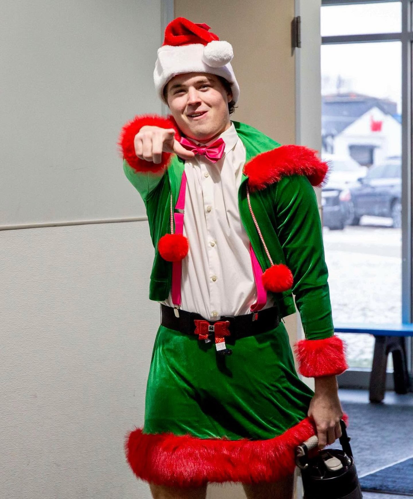 #MetroJets forward Jaxon Stone points his way into the Christmas spirit prior to the Jets’ 5-2 win over Battle Creek on December 19, 2025, at Mount Clemens Ice Arena.
#PlayerEntranceThursday #ChristmasInJuly #PlayLikeBray