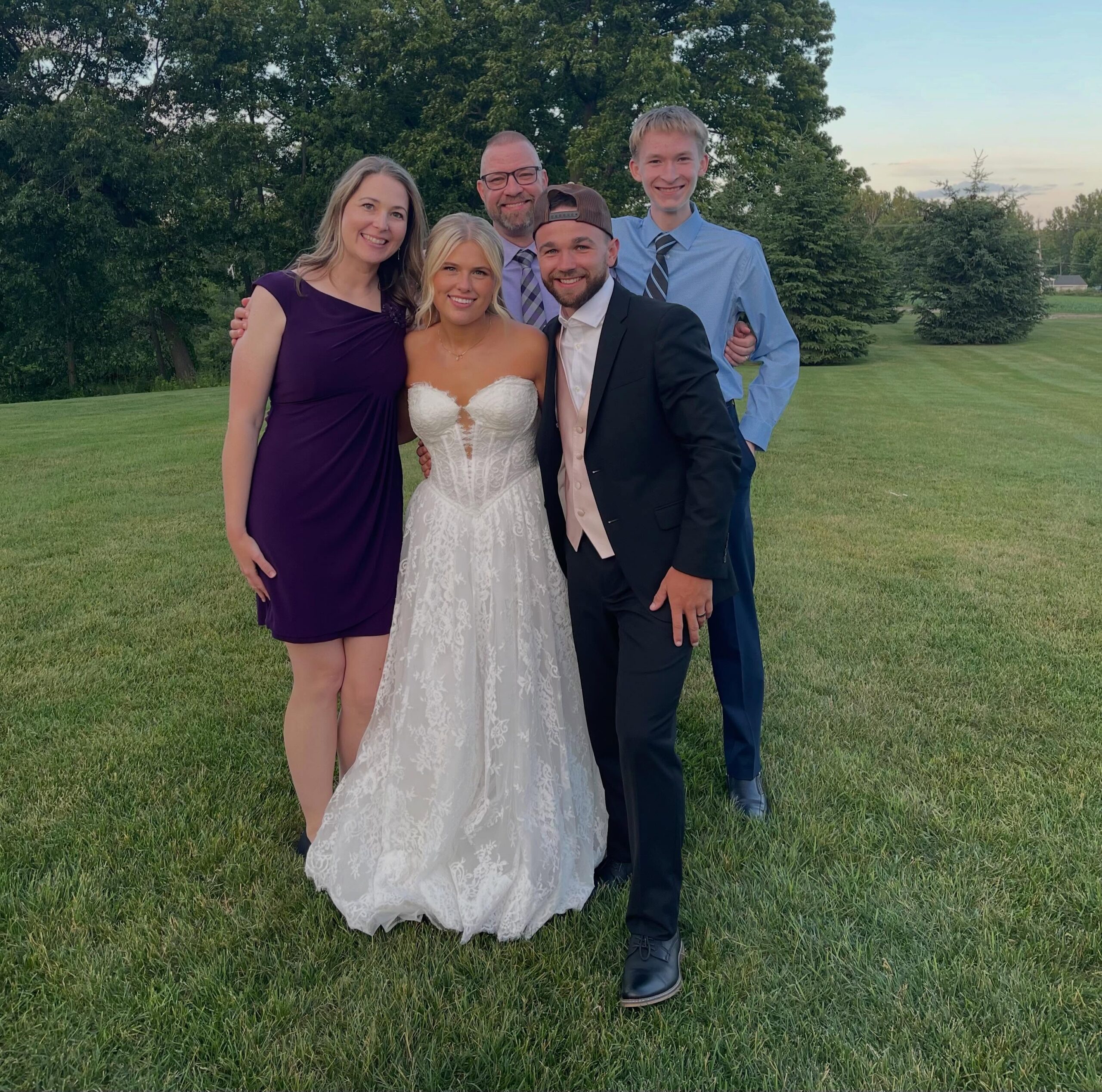 💍 FAMILY WEDDING, PART 2 💍
From last night, here is former #MetroJets defenseman Dakota Kott (2021-23), his wife Alivia, and his billet family fro the Jets, Joe, Jen and Joey Burns.
#JetsFamily #OnceAJetAlwaysAJet ✈️ #PlayLikeBray